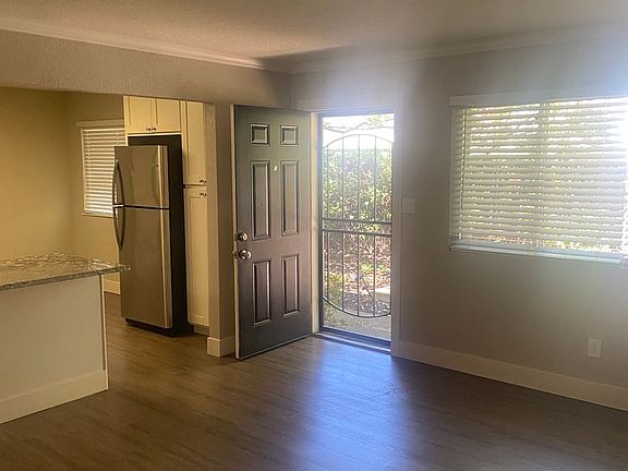 5th image of 705-707-709 Mormon St #705C