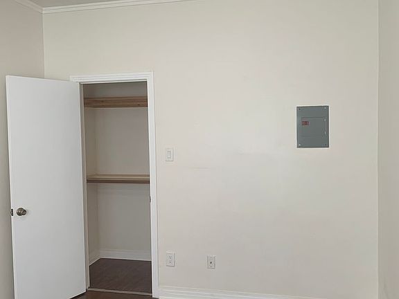 4th image of 4137 4141 3/4 Monroe St #1/4