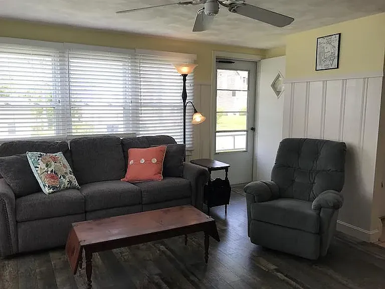 41 Burbank Ave — Photo 2