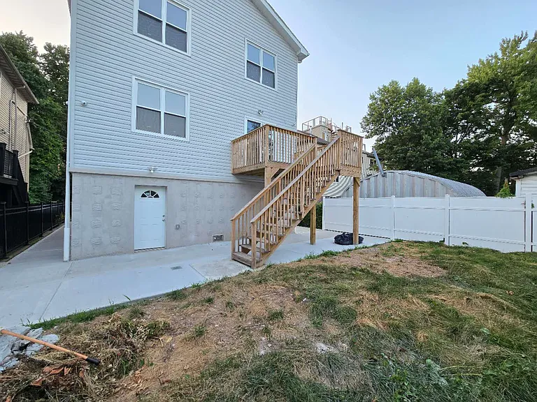 12 Grimsby St #2A — Photo 20