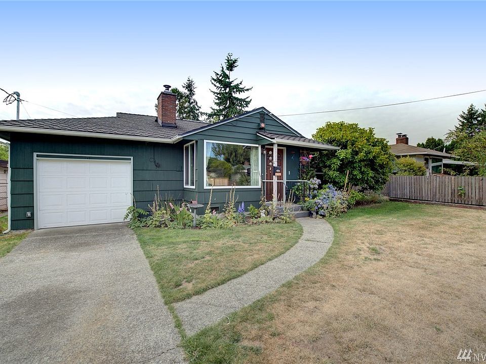 Beautiful midcentury home in the Westwood neighborhood near Roxhill Park and Elementary. Close to shops and amenities at the Westwood Village Mall.