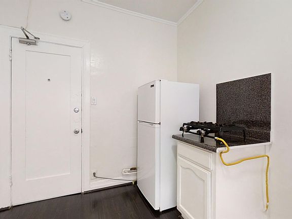 2nd image of 647 W 18th St #116