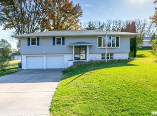 3880 Valley View Dr, Bettendorf, IA 52722