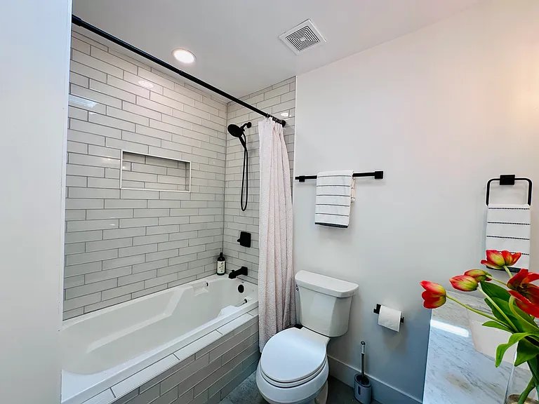 Guests bathroom:
Full size bathroom with duel sinks, nice tub-shower combo.