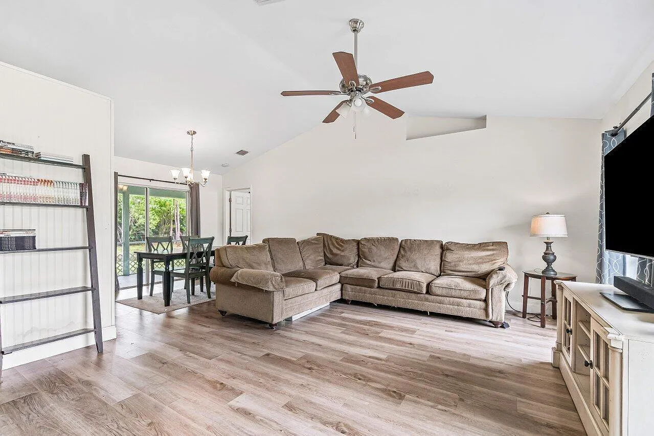 3 bed, 2.0 bath, 1557 sqft, $3,800 — Photo 2