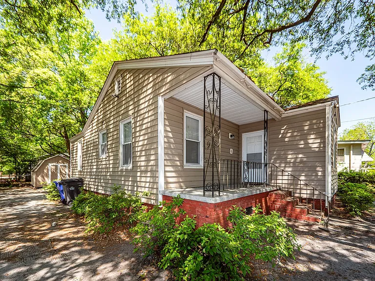 2620 Woodlawn Ave — Photo 30