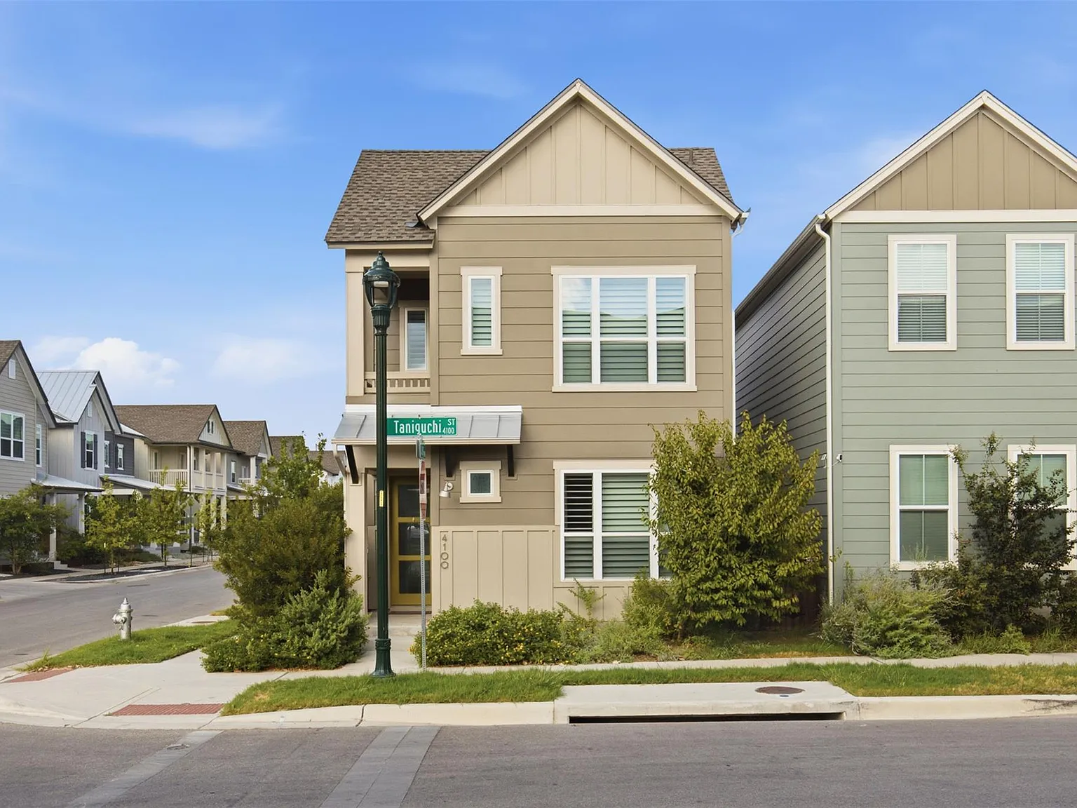 2 bed, 2.5 bath, 1438 sqft, $3,300 — Photo 2