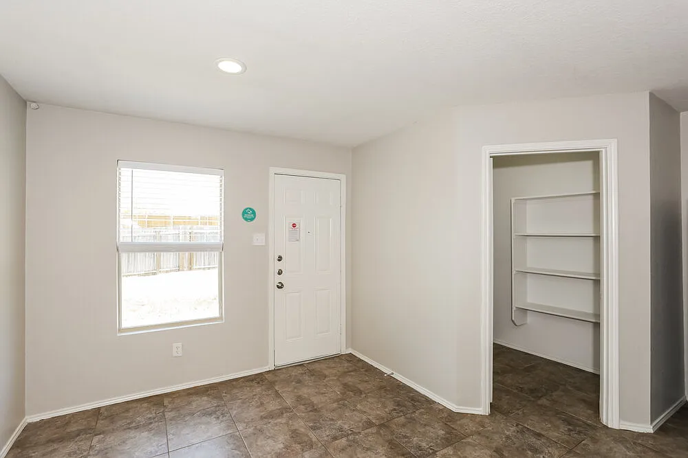 3 bed, 2.0 bath, 1576 sqft, $1,975 — Photo 3