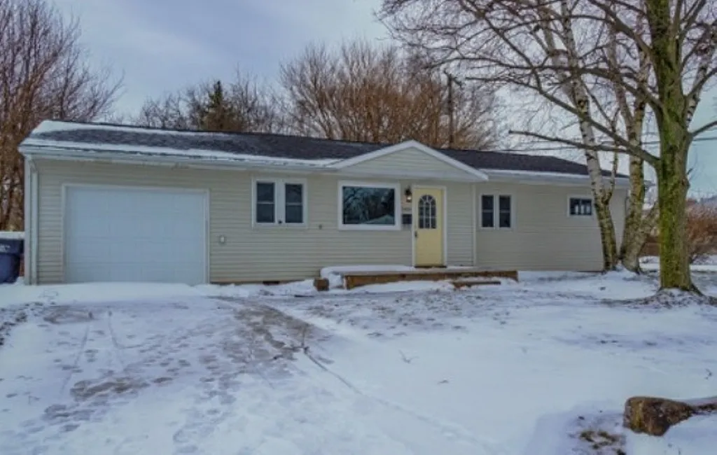 2520 Macarthur Ave photo 1