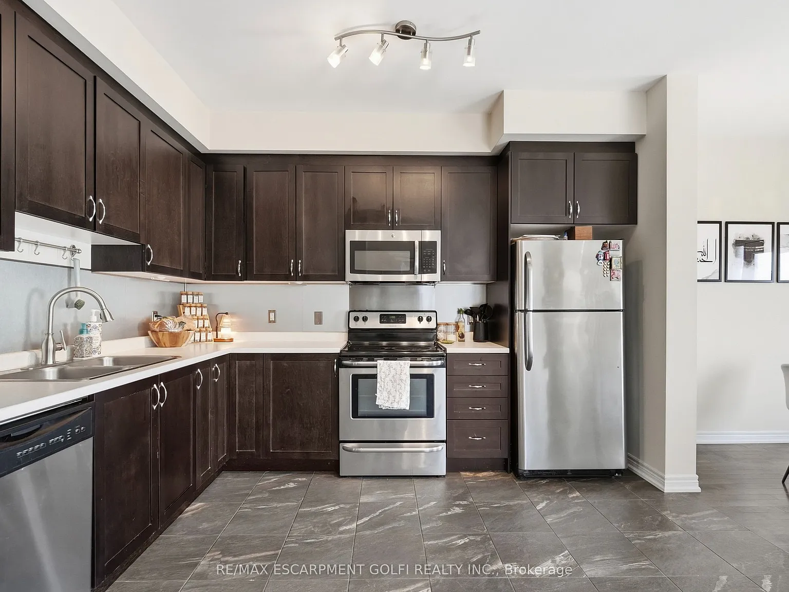 3 bed, $3,000 — Photo 3