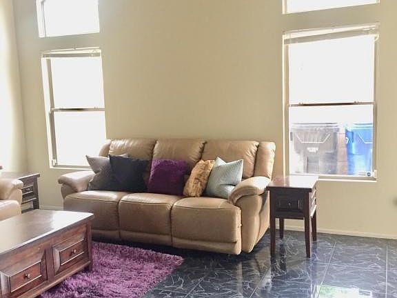 livingroom-1814-N-105th-dr-3