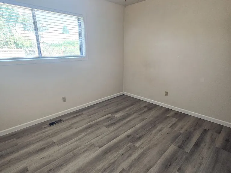 11613 Pacific Ct NE — Photo 7