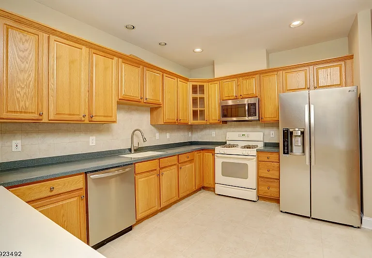 215 Raymound Blvd — Photo 6