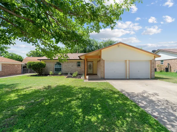220 E Cunningham Ave, Crowley, TX 76036