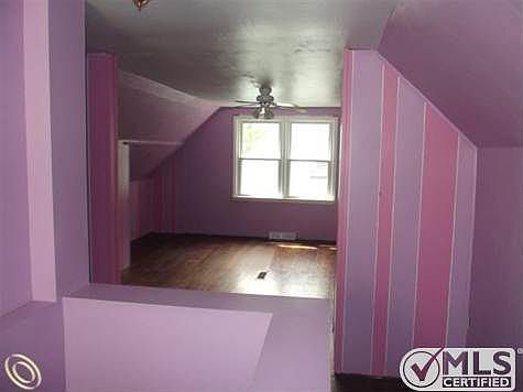 261-882384 BEDROOM 3-2.JPG