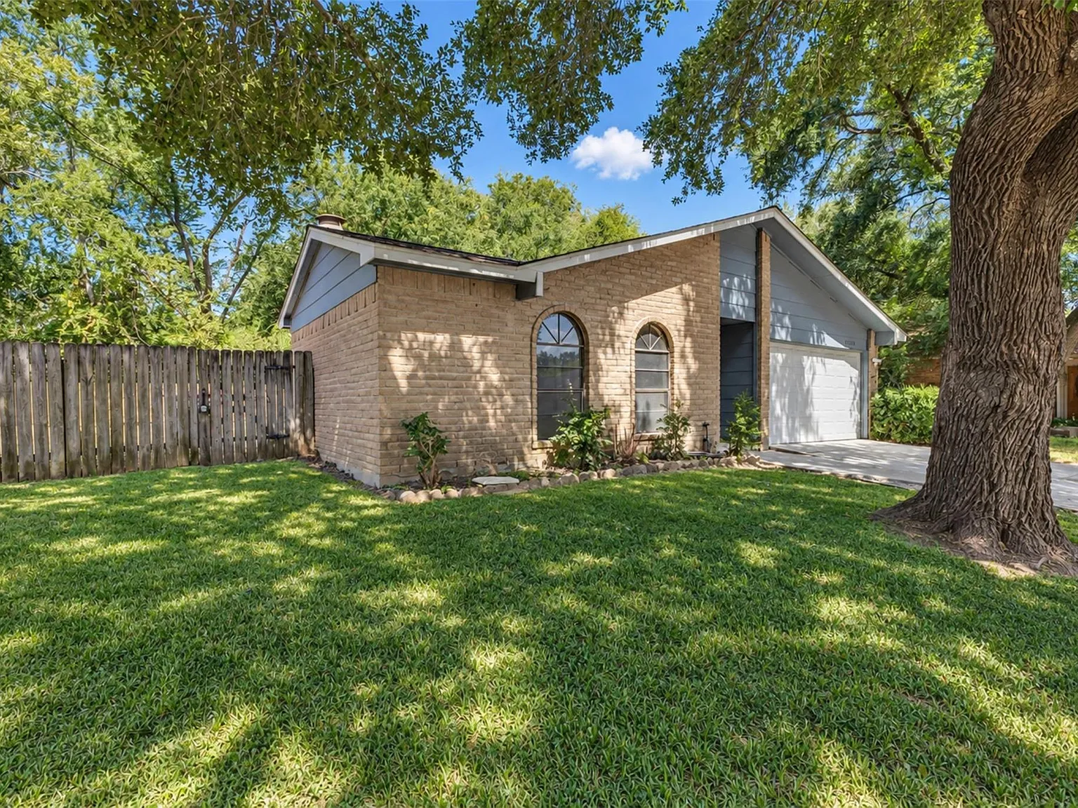 3 bed, 2.0 bath, 1444 sqft, $2,050 — Photo 3