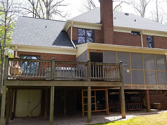 Rear view with screen-porch