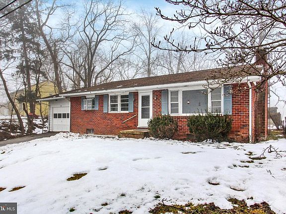 2nd image of 108 S Hickory Ln