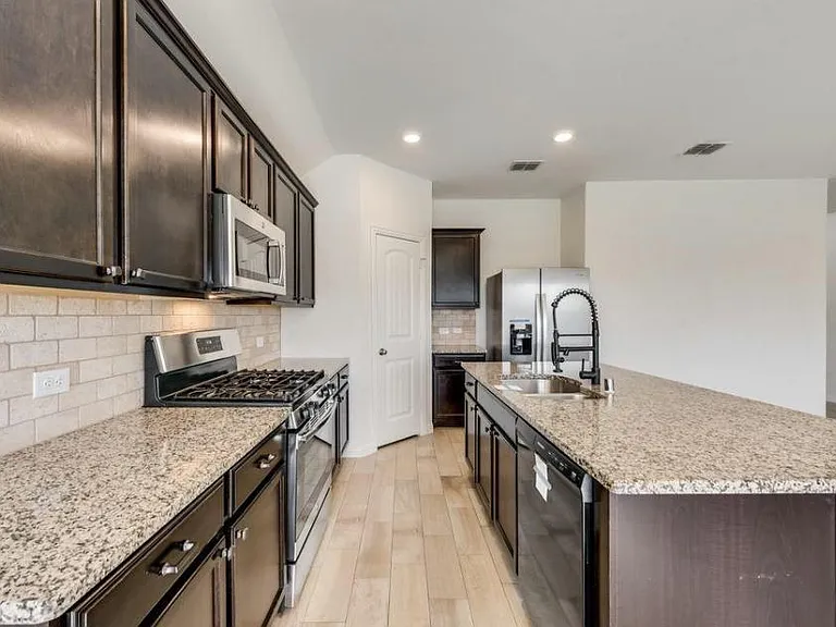 815 Evergreen St — Photo 6