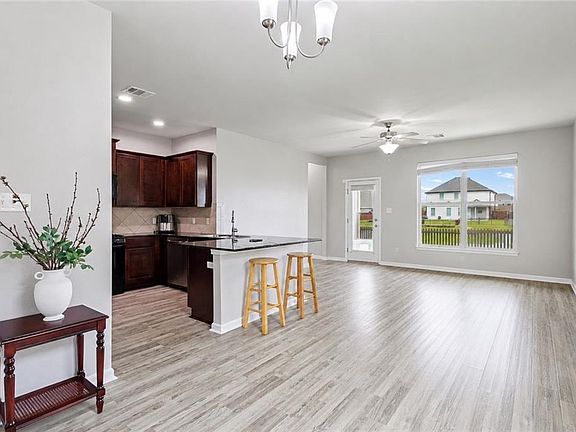 5th image of 125 E Lake Ct