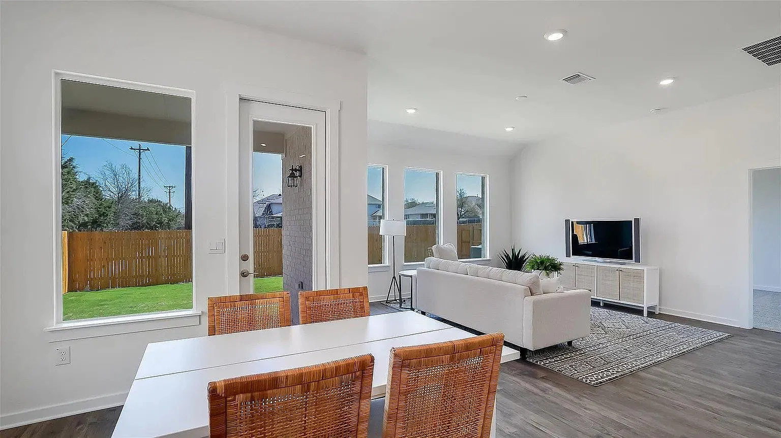 4 bed, 2.0 bath, 1865 sqft, $2,150 — Photo 2
