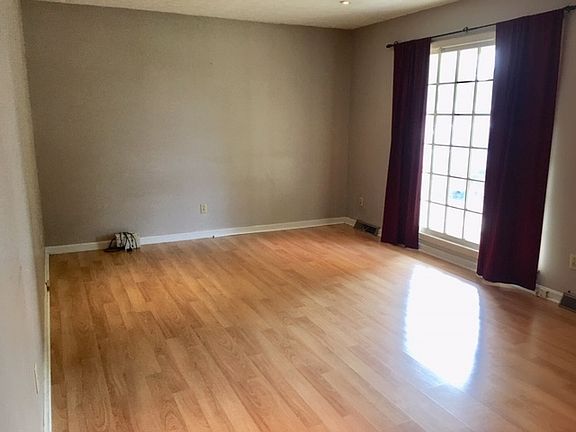 3rd image of 105 Doran Dr