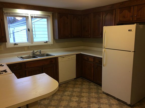 Kitchen area with all appliances and breakfast bar.