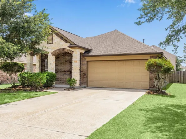 208 Morgan Isle Ln, Dickinson, TX 77539