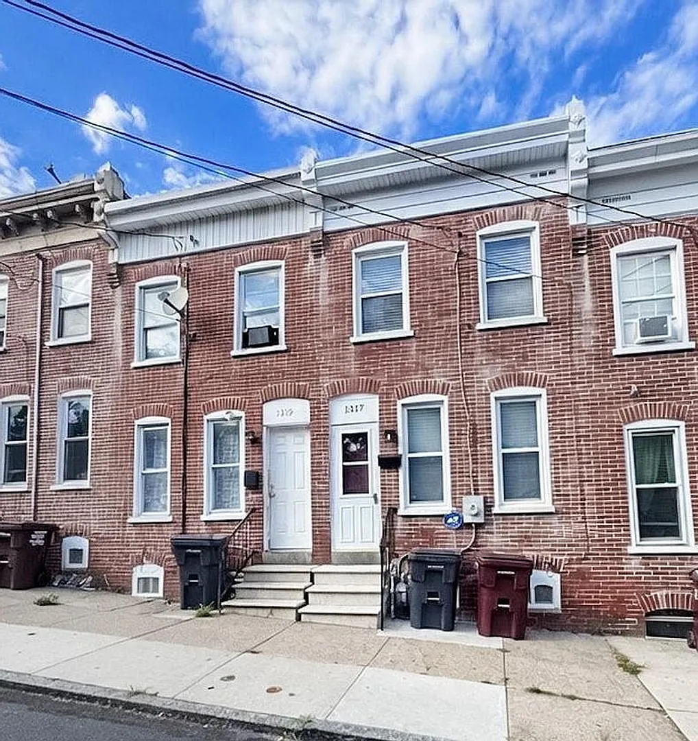 3 Bedroom 1 1/2 bath townhouse — Photo 1