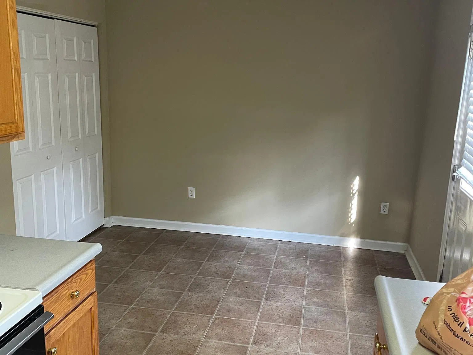 2 bed, 1.5 bath, 1100 sqft, $1,050 — Photo 3