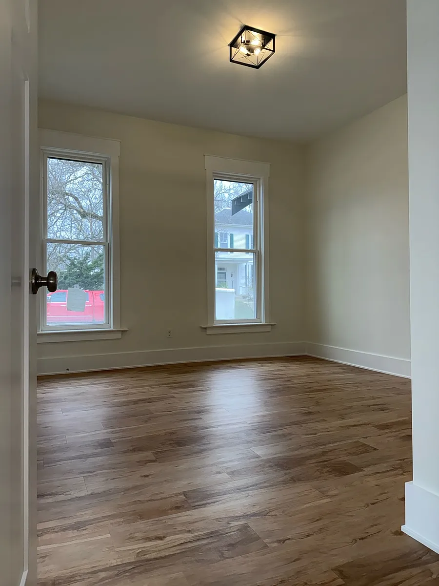 Building Photo - 301 W Walnut St #2