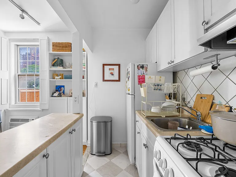 172 E 61st St #4B — Photo 9
