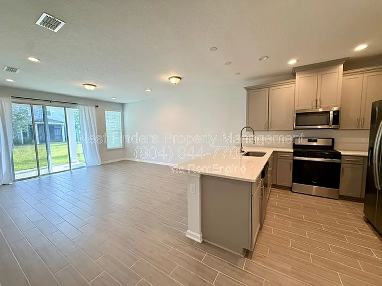 215 Pine Bluff Dr — Photo 3
