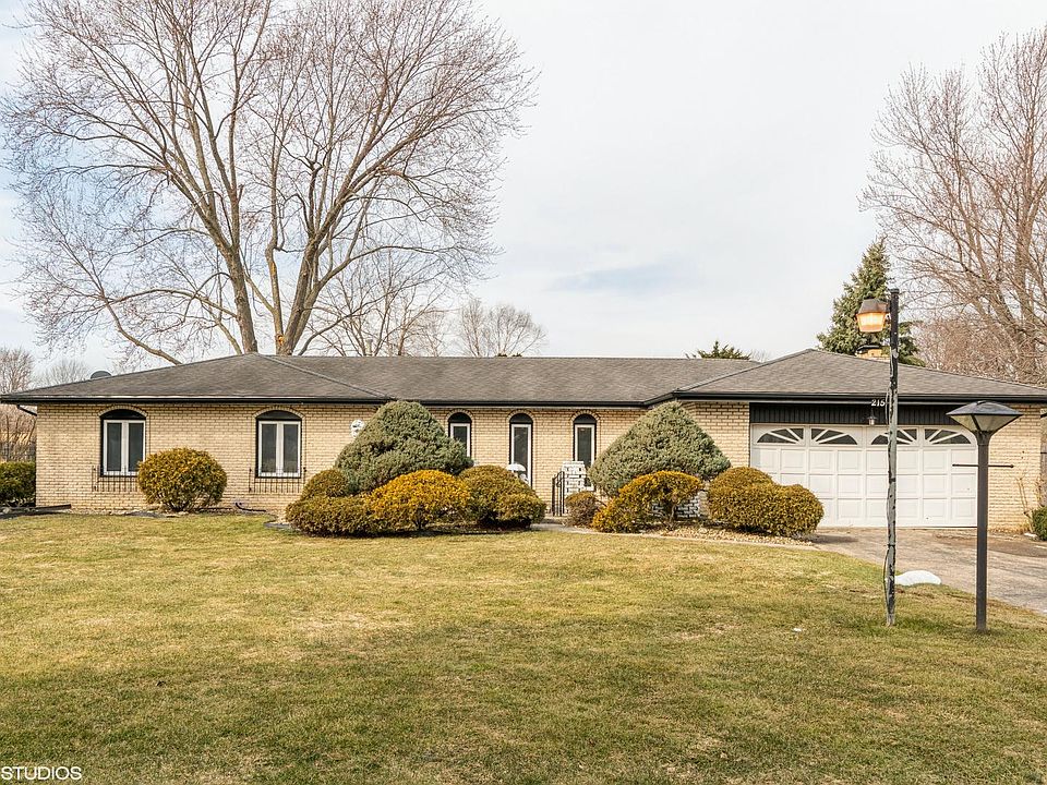 1st image of 215 Essex Ln