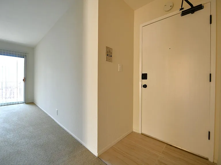 95 Linda Apartments — Photo 4