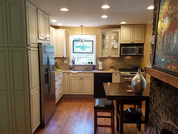 5th image of 156 W Cunningham Dr