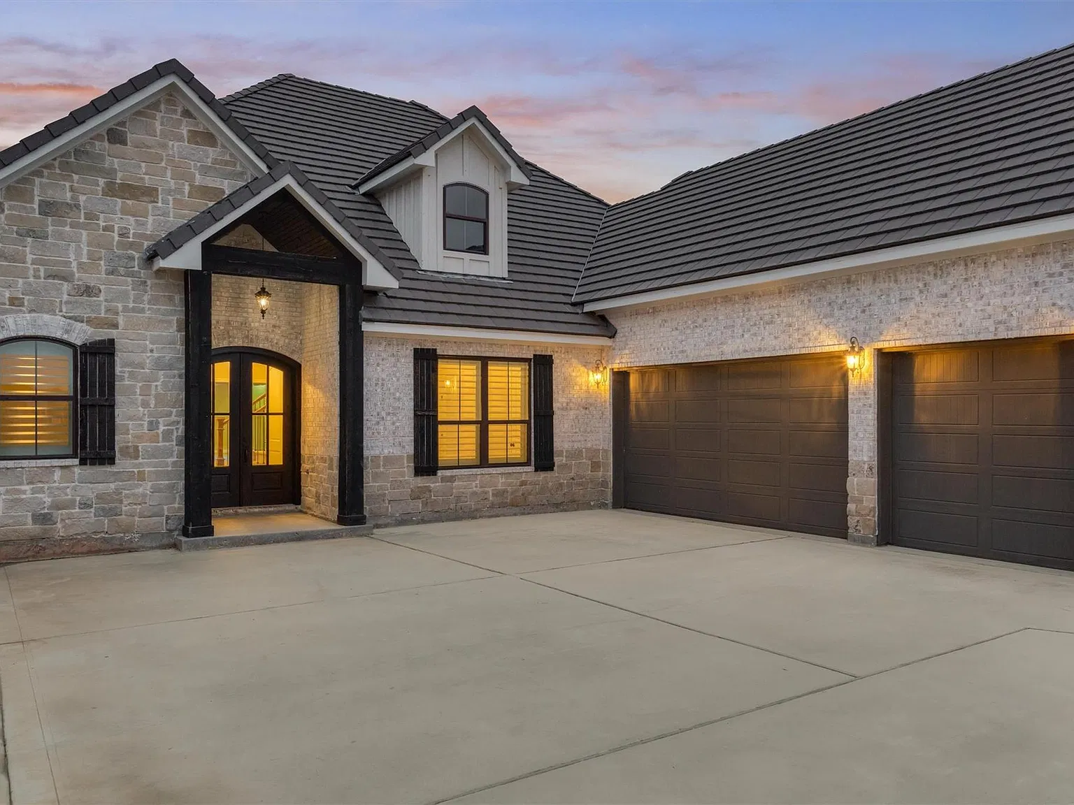 4 bed, 4.0 bath, 4049 sqft, $5,500 — Photo 3