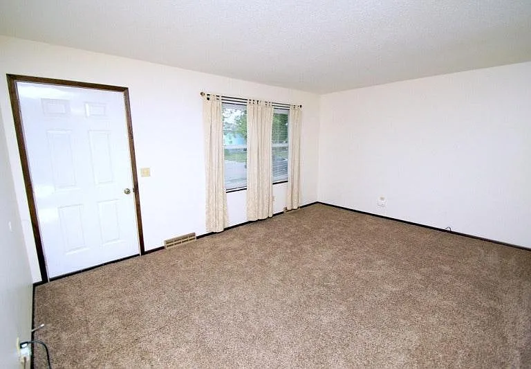 1139 N Pioneer St — Photo 6