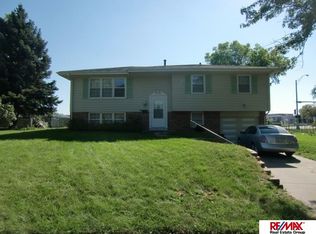 9585 Weir St, Omaha, NE 68127