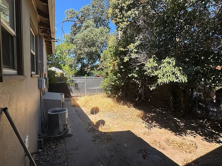 3205 N Commerce St — Photo 19