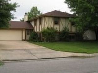 2526 S White Cliff Ln, Wichita, KS 67210