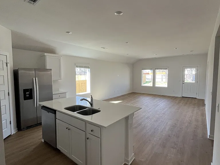 573 Arizona St — Photo 3