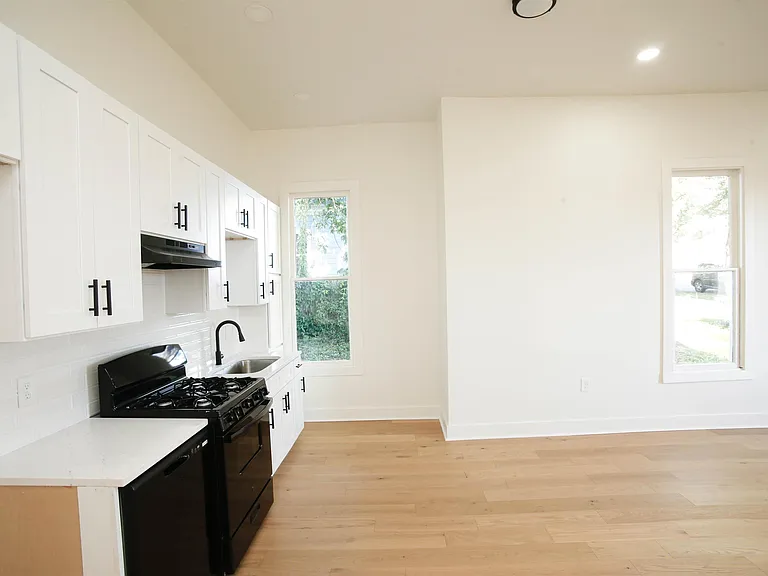 2324 W Daisy L Gatson Bates Dr #2 — Photo 7