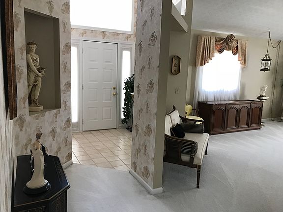 Entry foyer w/tile flooring
