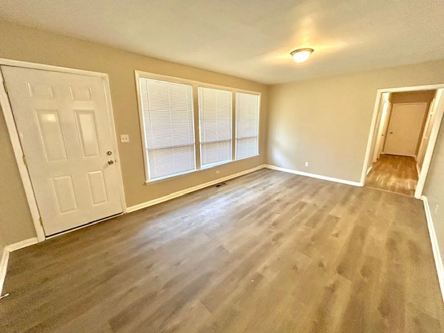 Move In Special-$500 off first month's rent- 3-bedroom 1.5 bath charming home with spacious yard. — Photo 4