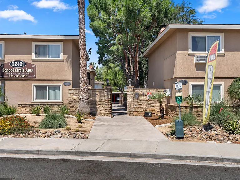 School Circle Apartments - Riverside, CA — Photo 20