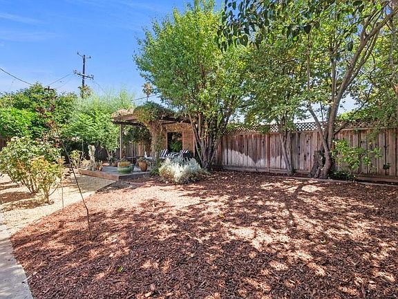 4th image of 2480 Peachtree Ln