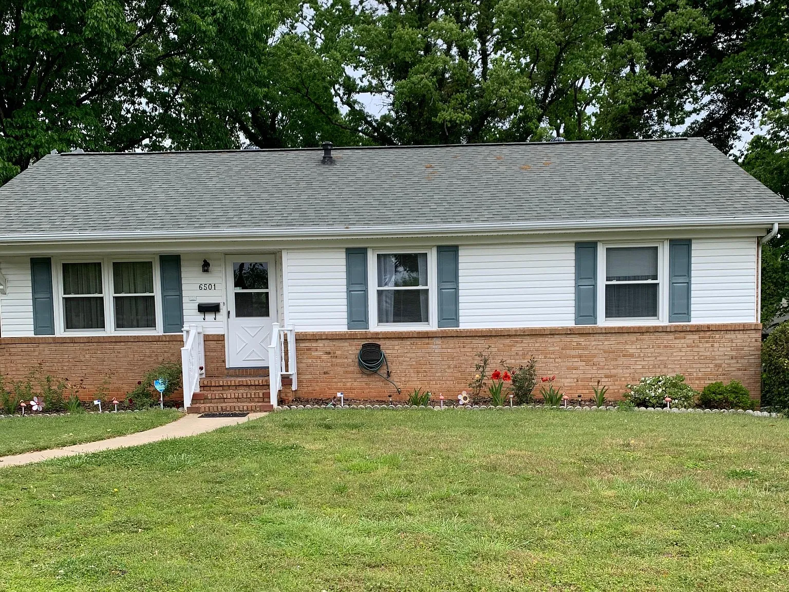 3 bed, 1.5 bath, 1300 sqft, $2,200 — Photo 1