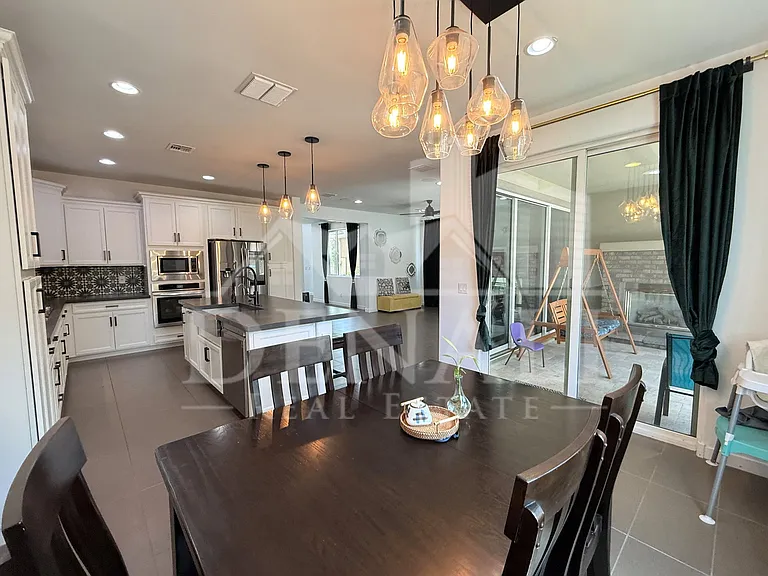1729 W Myrna Ln — Photo 12