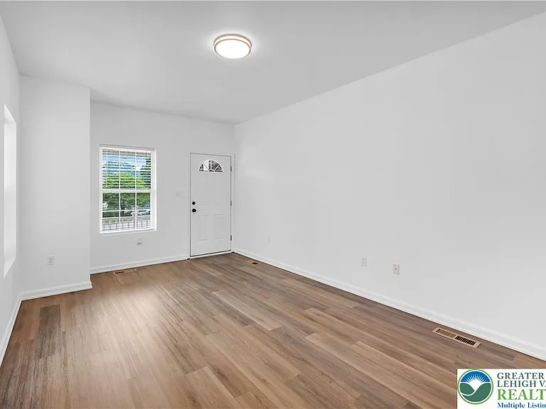 825 16th Ave — Photo 8